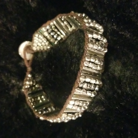 AMERICAN EAGLE OUTFITTERS Bracelet with Silver tone beads and faux sparkles. - Picture 3 of 11